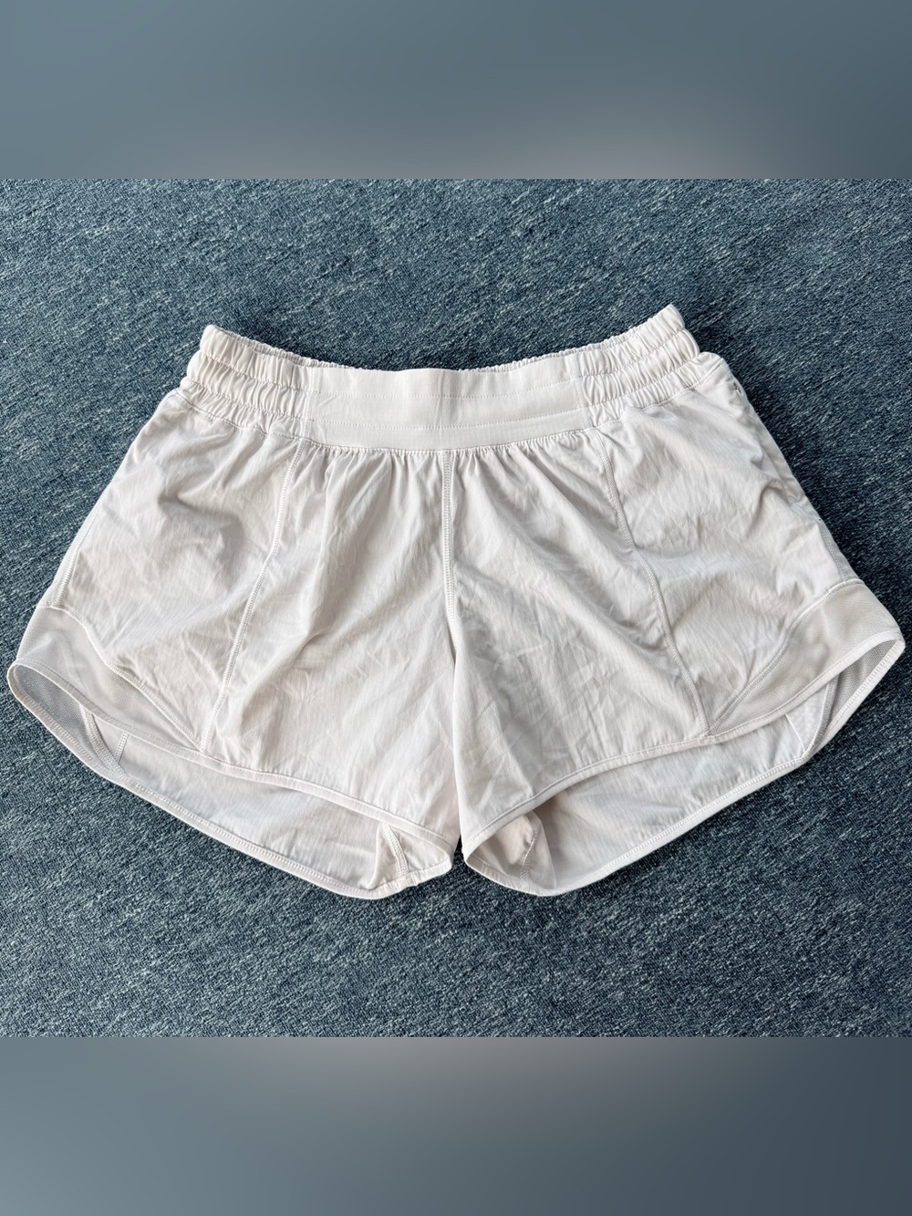 Lululemon Hotty Hot 4” White Lined Shorts – Size 6 - Picture 1 of 7